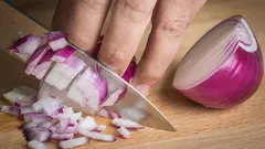 Ako sa zbaviť zápachu cibule z rúk: štyri jednoduché kuchynské triky, ktoré pomáhajú.