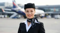 Vieš, prečo letušky nosia šatky? Nejde len o to, aby dobre vyzerali.